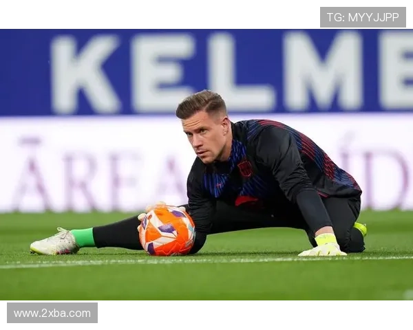 特尔施特根巴萨基地恢复途中与球迷亲密互动